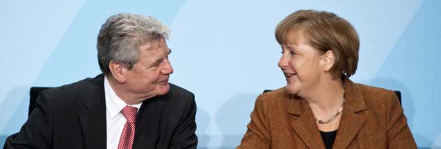 Joachim Gauck und die Bundeskanzlerin unterhalten sich dieser Tage angeregt: Erst wollte Angela Merkel Gauck nicht als Bundespräsidenten und setzte Wulff durch. Jetzt ist Gauck ihr Coup. (Foto: pa/ Schlesinger)