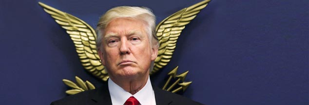 Der geflügelte Donald: Schnappschuss im Pentagon, vor dem Siegel der USA. (Foto: Reuters/Carlos Barria)