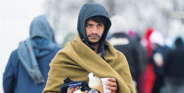 Überleben in der Kälte: Ein Flüchtling mit Proviant und Decke in Bihac (Foto: pa/Mehic)