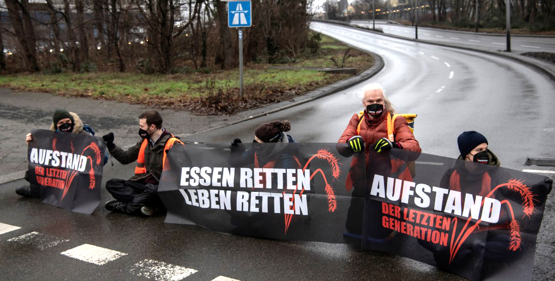 Klimaschutz um jeden Preis? Aktivisten der Letzten Generation blockieren die Zufahrt zur Berliner Stadtautobahn.(Foto: PA/DPA/Paul Zinken)