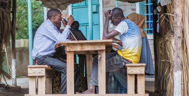 Aktion »Weltweites Lernen«: Studierendengruppe mit Laptops im Kakuma-Flüchtlingslager in Kenia (Foto: Jesuit Worldwide Learning)