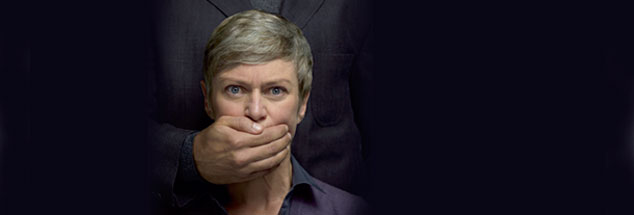 »Wer das Schweigen bricht, bricht die Macht der Täter« - Motiv der Kampagne  »Sprechen hilft«, initiiert von  der Unabhängigen Missbrauchsbeauftragten Christine Bergmann 