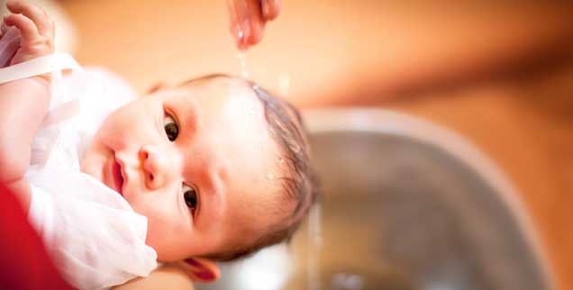 Welcher Winzling braucht sie nicht? Jene patenten Paten, ohne die es im Leben einfach nicht geht? Da hält man schon mal nach ihnen Ausschau, während einem das Taufwasser über die Stirn rieselt. (Foto: istockphoto/Jason Doiy)