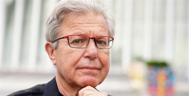 Daniel Libeskind wurde 1946 in Lódz geboren. Er war das Kind von Holocaustüberlebenden. Wenn er auf seine Kindheit zurückschaut, erinnert er sich an ein Gefühl der Leere, denn „es gab keine Juden mehr in Polen“. In seiner Jugend fühlte er sich oft entwurzelt.