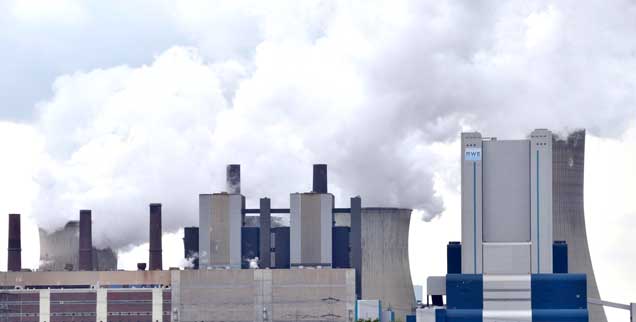 Einstieg in den Ausstieg: Die ersten Kraftwerke sollen im Westen abgeschaltet werden, konkrete Schritte will die Landesregierung von Nordrhein-Westfalen bereits Ende dieser Woche in einer Konferenz besprechen. Das Bild zeigt das Kraftwerk Niederaußem im Rhein-Erft-Kreis (Foto: pa/ Allgöwer)