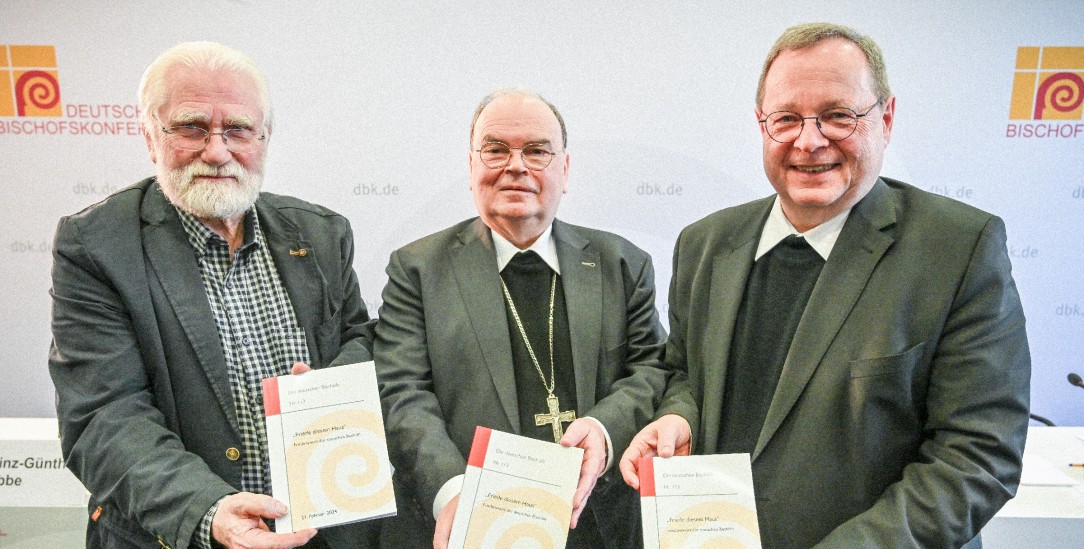 Theologe Heinz-Günther Stobbe, Bischof Bertram Meier und Bischof Georg Bätzing bei der Vorstellung des neuen Textes (Foto: KNA-Bild / Harald Oppitz)