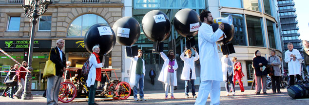 Mitten in Frankfurt protestierten Mitglieder des Vereins »Internationale Ärzte für die Verhütung des Atomkrieges« gegen die Finanzierung von Rüstungsfirmen durch Banken (Foto: ippnw/flickr)