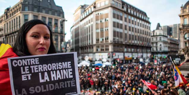 »Gegen Terrorismus und Hass«: Belgier trauern um die Opfer des Anschlags in Brüssel und zeigen, dass sie den Hass der Terroristen nicht mit Hass beantworten wollen  (Foto: pa/Kalashnikova)


