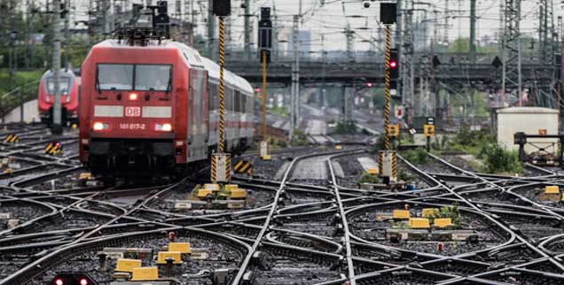 Die Bahn kommt ... Aber man ahnt schon: Sie fährt wieder mal in die Sackgasse. (Foto: pa/Rumpenhorst)