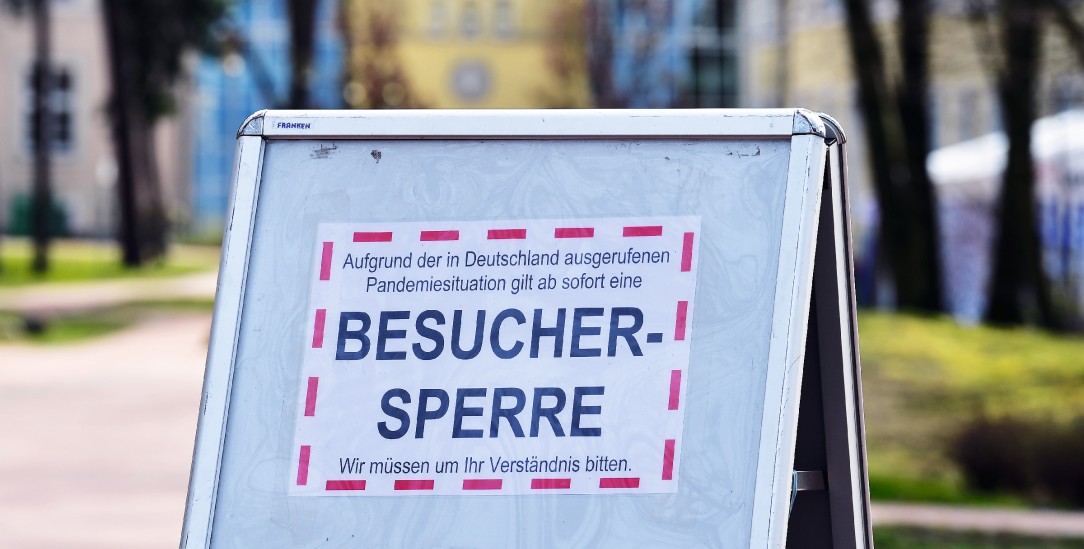 Keine Besucher: Mit diesem Schild informiert ein Krankenhaus in Brandenburg, dass Angehörige die Stationen nicht betreten dürfen. (Foto: pa/Stache)