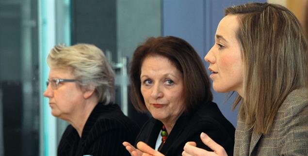 Die Vorsitzenden des Runden Tisches: Die damaligen Bundesministerinnen Annette Schavan, Sabine Leutheusser-Schnarrenberger und Kristina Schröder. (Foto: PA / DPA / Wolfgang Kumm)