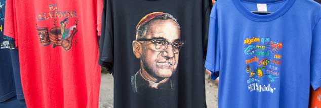 Oscar Romero auf T-Shirts: Die Verehrung des ehemaligen Erzbischofs von San Salvador ist grenzenlos. Überall im Land finden sich Gemälde und Bilder, die an den am 24.April 1980 Ermordeten erinnern. (Foto: Adveniat/Martin Steffen)

