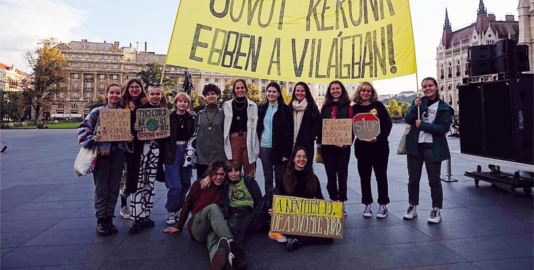  »Wir suchen eine Zukunft in dieser Welt«: Das haben die Aktivistinnen von Fridays for Future Budapest auf ihr Banner geschrieben