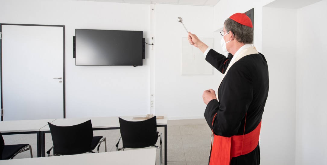 Als das Wasserwedeln noch geholfen hat: Kardinal Rainer Maria Woelki bei der Einweihung der Hochschule am neuen Standort in Köln (Foto: Erzbistum Köln/Knieps)