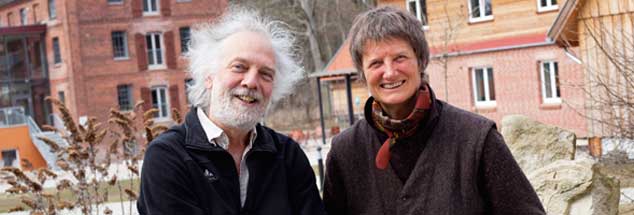 Puzzleteile zweier Leben fügen sich zusammen: Gerard Minnaard und Klara Butting vor ihrer Mühle. (Foto: Desmarowitz)