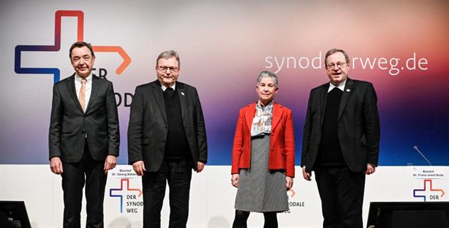 Sie wollen Reformen: Das Präsidium des Synodalen Wegs- Von links nach rechts: Thomas Söding, Franz-Josef Bode, Irme Stetter-Karp, Georg Bätzing (Foto: KNA / Julia Steinbrecht)