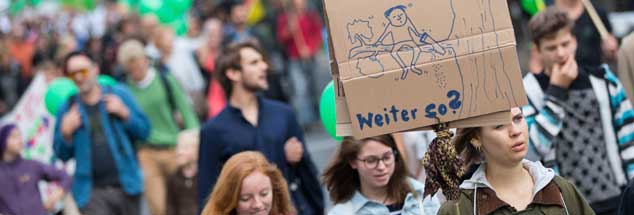 Teilnehmer der Klima-Demonstration »Mal schnell die Welt retten« ziehen zum Brandenburger Tor in Berlin. Weltweit forderten Tausende Menschen im Vorfeld des UN-Klimagipfels in zahlreichen Städten mehr Klimaschutz (Foto: pa/Carstensen)