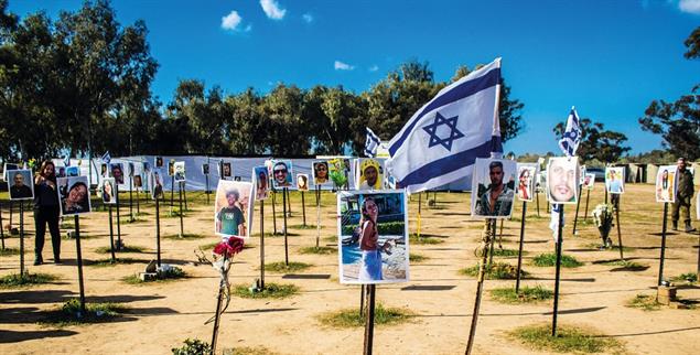 Ein Denkmal am Ort des NOVA Festivals, wo am 7. Oktober 2023 junge Israelis von Terroristen ermordet wurden (Foto: Jose Hernandez Camera 51/Shutterstock)
