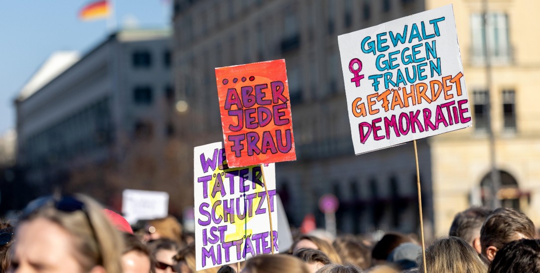 Wer Täter schützt, ist Mittäter: Schilder auf einer Demo in Berlin zeigen die Wut der Frauen (Foto. pa/pic one/Christian Ender)