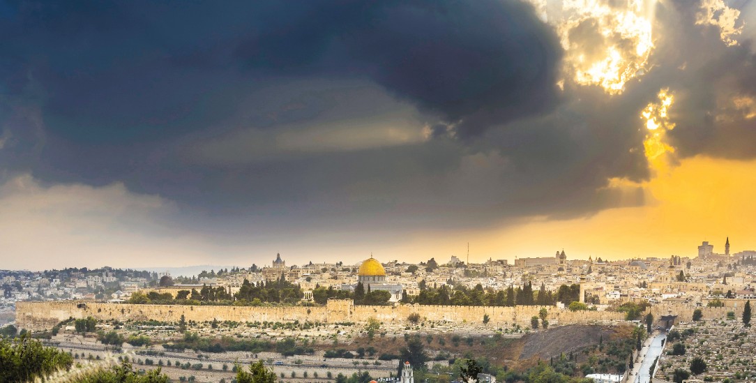 Dramatischer Himmel über Jerusalem: Der Streit um das Land ist religiös aufgeladen (Foto: istockphoto/John Theodor)