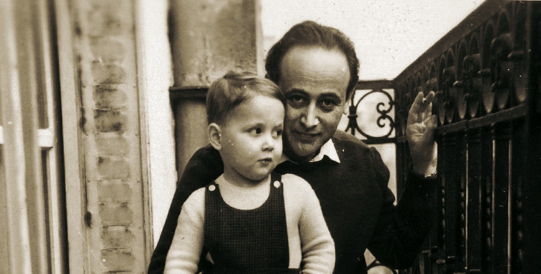 Von seiner Frau ließ er sich fotografieren: Paul Celan in den 1950er Jahren mit seinem Sohn Eric auf dem Balkon ihrer Pariser Wohnung, fotografiert von Gisèle Celan-Lestrange (Foto: via Presse Suhrkamp Verlag)