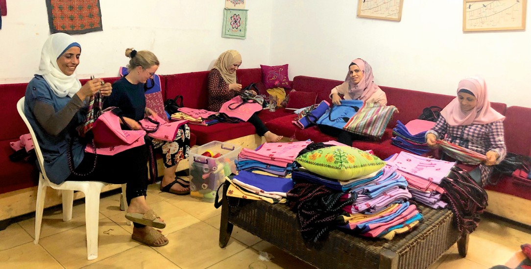 Großauftrag: Frauen im Flüchtlingslager Shatila in Beirut besticken gemeinsam mit einer Praktikantin Einkaufstaschen (Foto: Shatila)