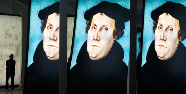 Was bleibt von Luther, 500 Jahre nach Beginn der Reformation? Blick auf ein sich mehrfach spiegelndes Lutherbild in der Ausstellung »Fundsache Luther«, die bereits 2008 im Landesmuseum für Vorgeschichte in Halle zu sehen war (Foto: pa/Endig)