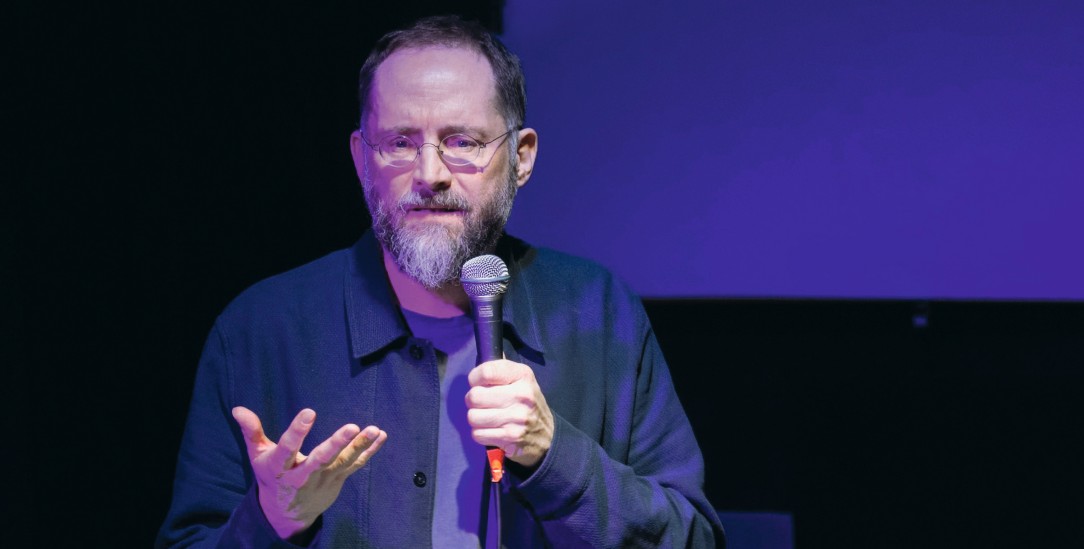 Der Geschichtenerzähler: Martin Oetting erklärt, was in der Wirtschaft oder in der Klimapolitik schiefläuft – und setzt auf Einsicht. Sein Ziel: der Systemwandel. (Foto: Jörn Paessler)