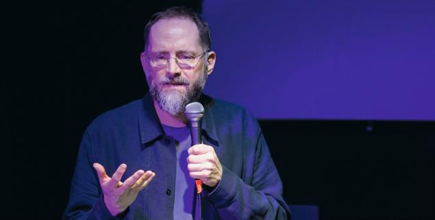 Der Geschichtenerzähler: Martin Oetting erklärt, was in der Wirtschaft oder in der Klimapolitik schiefläuft – und setzt auf Einsicht. Sein Ziel: der Systemwandel. (Foto: Jörn Paessler)