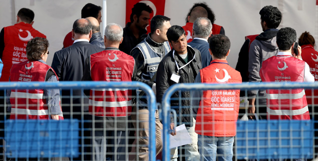 Zurück in die Türkei: Rund 200 Flüchtlinge wurden am 4. April vom griechischen Lesbos aus ins türkische Izmir gebracht. Offiziellen Angaben zufolge stammen sie aus Pakistan, Bangladesch und Marokko und haben in Griechenland noch keinen Asylantrag gestellt. (Foto: pa/epa/Tolga Bozoglu)