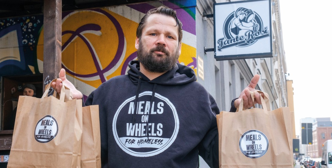 Kommt alles in die Tüte: Mike Adomat vor dem Hauptquartier der Helferinnen und Helfer (Foto: Schreiter)