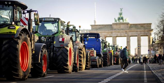 Protest mit Traktoren vor dem Brandenburger Tor: Nicht nur hinterwäldlerische Umstürzler. (Foto: Imago Images/Photothek/Janine Schmitz)