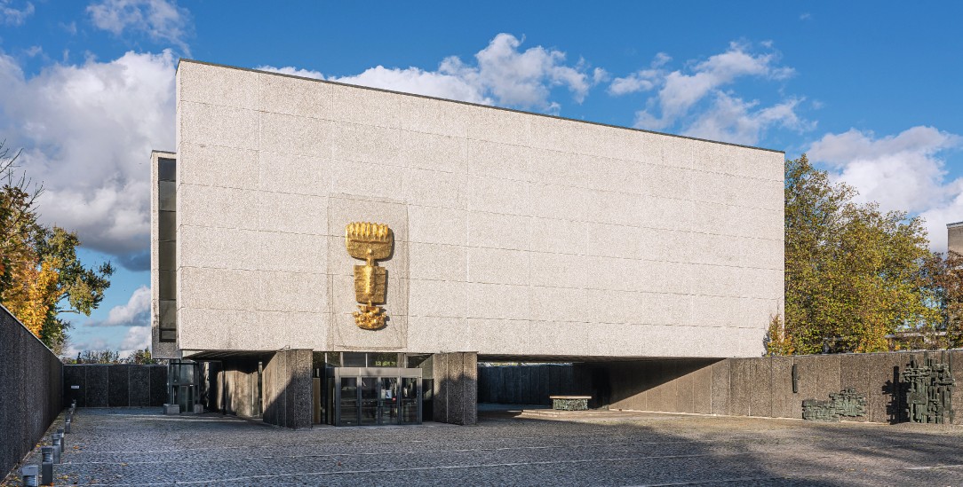 Himmlisches Jerusalem: Der rechteckige Bau der Kirche Maria Regina Martyrum in Berlin mit der goldenen »Apokalyptischen Frau« über dem Eingang. (Foto: A.Savin/Wikipedia/WikiCommons)