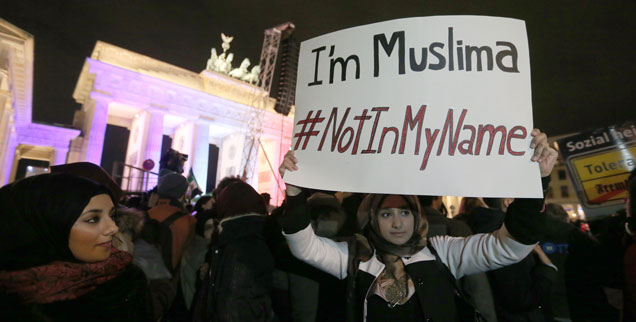Demonstration in Berlin, vor dem Brandenburger Tor: In Europas Städten wehren sich derzeit Millionen von Muslimen öffentlich gegen die Unterstellung, im Herzen gemeinsame Sache mit dem sogenannten Islamischen Staat zu machen. (Foto: pa/dpa/Kay Nietfeld)