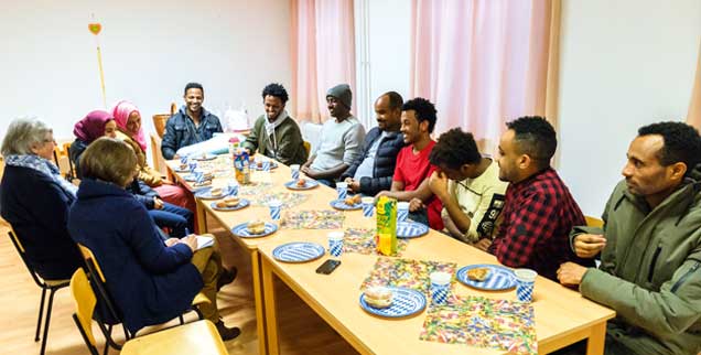 Ein paar sorglose Momente angesichts ungewisser Zukunft: Im Kloster finden die Flüchtlinge Zuwendung und Ansprache (Foto: Petersen)