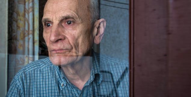 Wenn niemand mehr klingelt: Vor allem ältere Menschen leiden unter Einsamkeit (Foto: iStock by Getty/Yaraslau Saulevich)