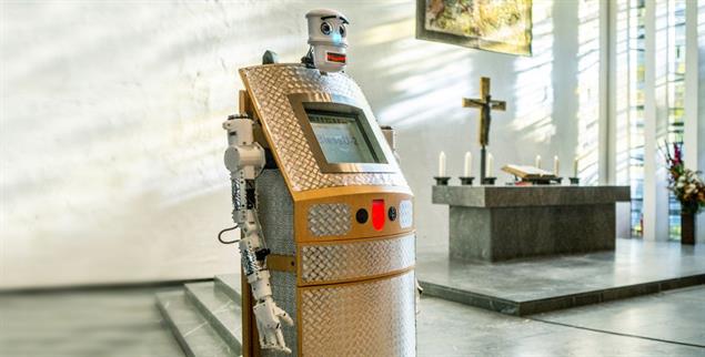 Segensroboter neben dem Altar: Neue Technologien passen auch in die Kirche – oder? (Foto: epd/Philipp Reiss)