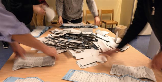 Nach 18 Uhr im Wahllokal: Helfer beim Sortieren der Wahlzettel. (Foto: PA / DPA / Monika Skolimowska)