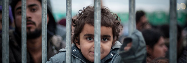 Tausende Flüchtlinge warten in Idomeni, am Grenzübergang von Griechenland nach Mazedonien, auf ihre Weiterreise gen Norden. Mindestens vierzig Prozent von ihnen sind Kinder (Foto: pa/abaca/Romano Ivan).