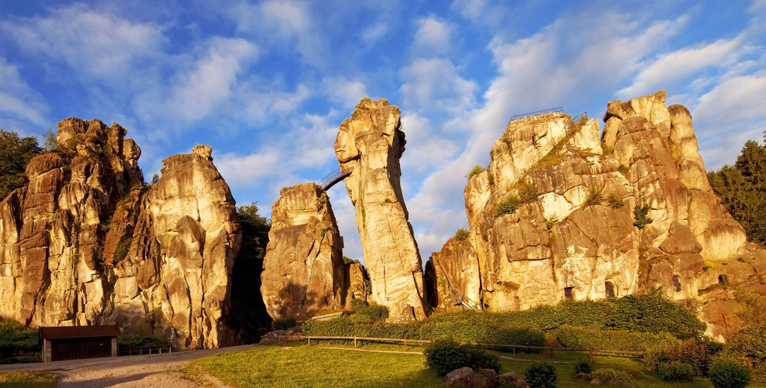 Die Externsteine in Ostwestfalen werden oft mit Stonehenge verglichen. Anders als der englische Steinkreis sind sie aber nicht menschengemacht. (Foto: imago images/blickwinkel / S. Ziese via www.imago-images.de)