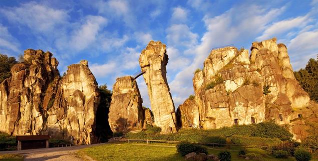Die Externsteine in Ostwestfalen-Lippe werden oft mit Stonehenge verglichen. Anders als der englische Steinkreis sind sie aber nicht menschengemacht. (Foto: imago images/blickwinkel / S. Ziese via www.imago-images.de)