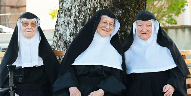 Wieder daheim: Die drei Ordensfrauen wollen ihren Lebensabend selbstbestimmt im eigenen Kloster verbringen. (Foto: reuters / Angelika Warmuth)
