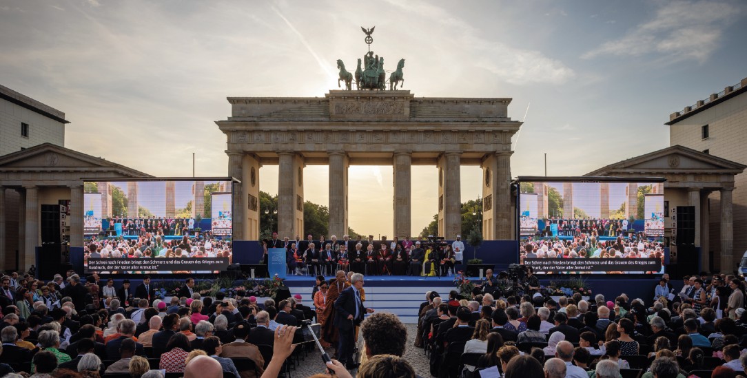 Bildgewaltiges Finale: Schlusskundgebung des Friedenstreffens vor dem Brandenburger Tor (Foto: KNA-Bild/Gordon Welters)
