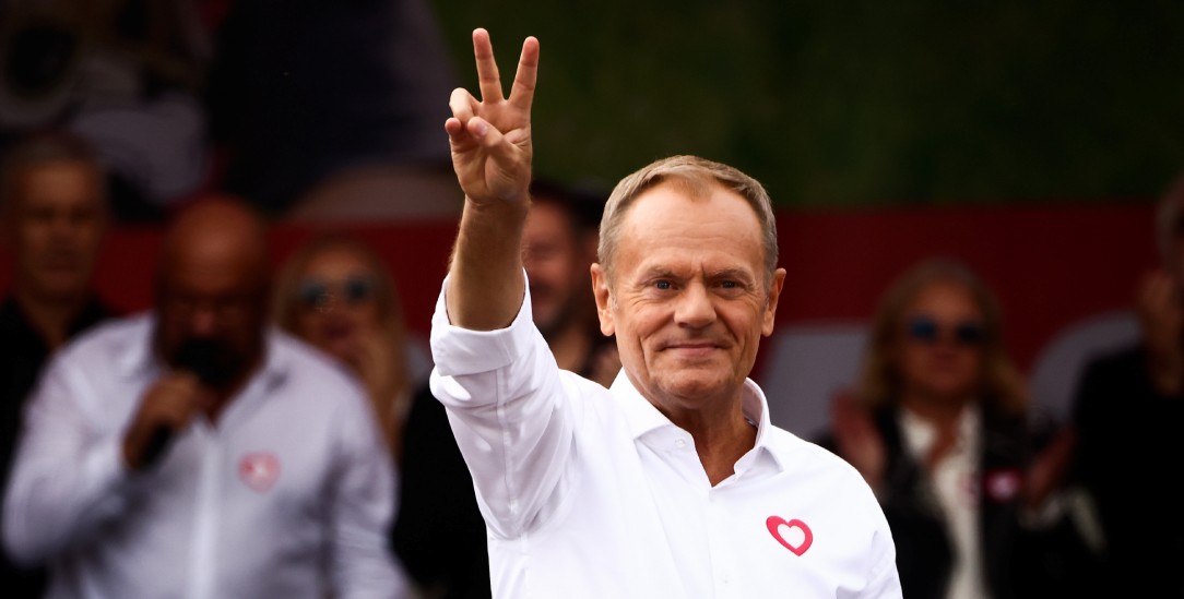 Millionen Herzen für die Demokratie: Donald Tusk, Oppositionsführer der polnischen Partei Bürgerplattform, auf einer Anti-PiS-Demonstration in Warschau. (Foto: pa/NurPhoto/ Beata Zawrzel)