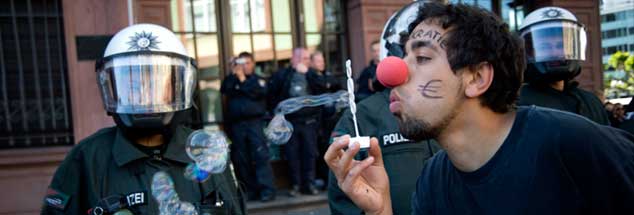 Blockupy 2012: Ein Demonstrant protestiert in Frankfurt gegen das Wirtschaftssystem 
(Foto: pa/Bouda)
