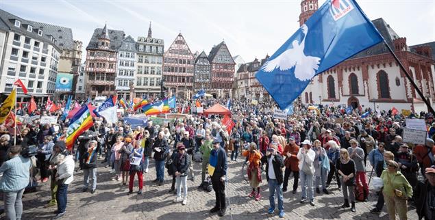 Ostermarsch in Frankfurt: »Wir müssen das Vertrauen in die zivile Konfliktbearbeitung stärken« (Foto: pa/Sebastian Gollnow)