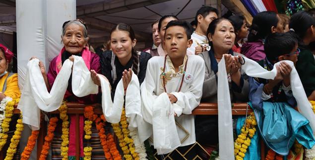 Blumenkränze, Gebetsschals und Begeisterung für den Jubilar in Dharamsala. (Foto:  Mayroth)