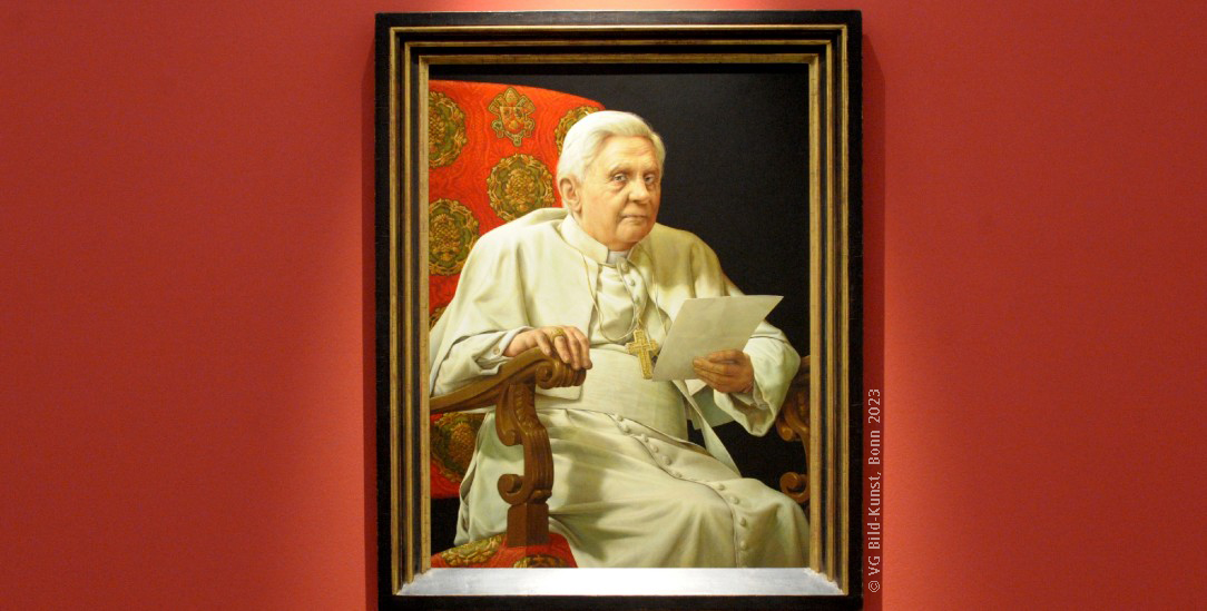 »Blicke sind wie Speere«: Das Porträt von Papst Benedikt von Michael Triegel (© VG Bild-Kunst, Bonn 2023; Foto: pa/Peter Endig)