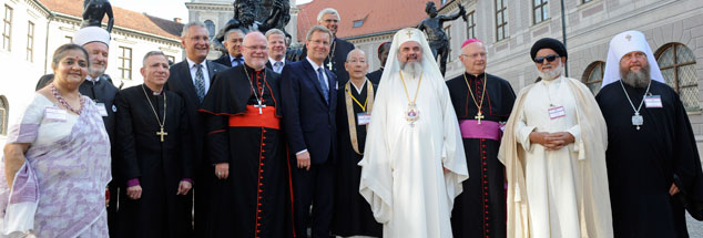 Religionsvertreter für den Frieden: Bundespräsident Christian Wulff in frommer Gesellschaft (Foto: pa/Gebert)