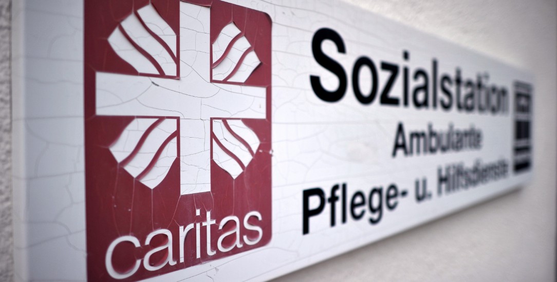 In den Sozialstationen von Caritas und Diakonie arbeiten längst viele Menschen, die kein Kirchenmitglied sind. (Foto: pa/Frank Kleefeldt)